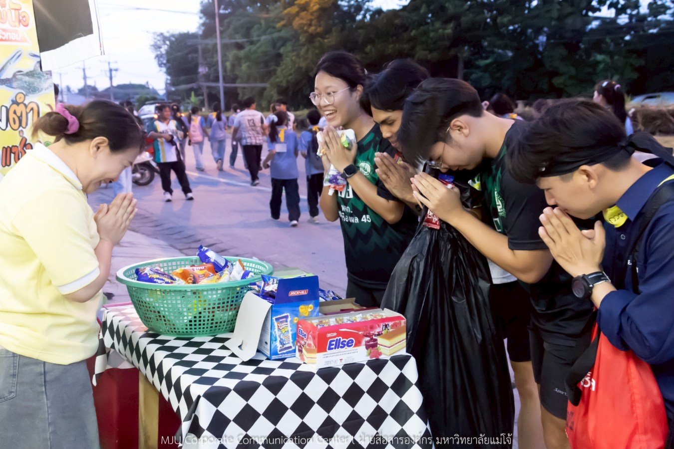 10 กิโลแห่งรอยยิ้ม ประเพณี เดินวิ่ง แม่โจ้ – สันทราย  ชาวสันทราย รุ่นพี่ ศิษย์เก่า  ร่วมต้อนรับอินทนิลช่อที่ 91 กว่า 6,200 คน อย่างอบอุ่น