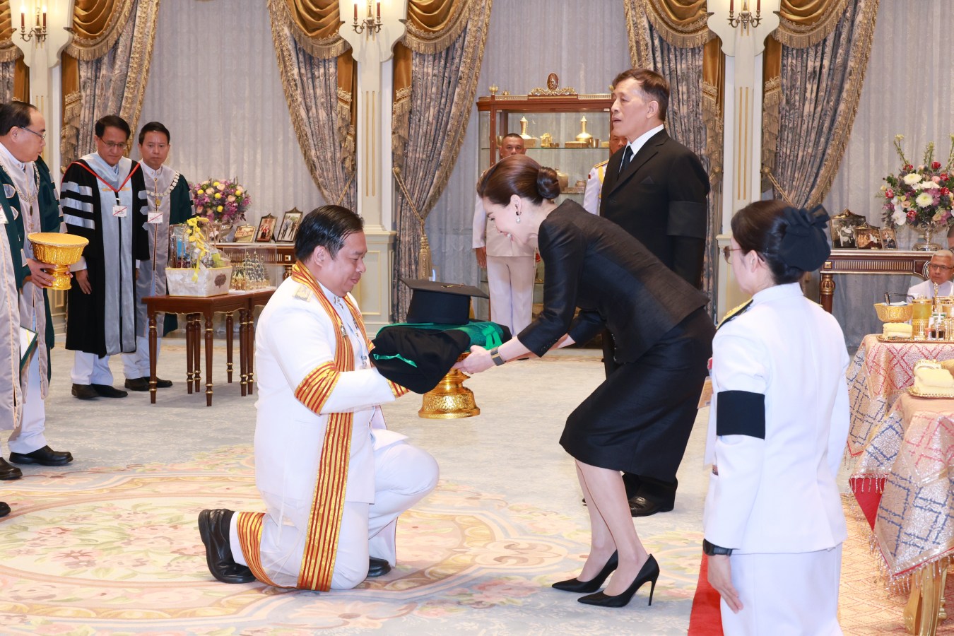ม.แม่โจ้ เข้าเฝ้าฯ ทูลเกล้าฯ ถวายปริญญาดุษฎีบัณฑิตกิตติมศักดิ์ และผลิตภัณฑ์มงคลแด่ ในหลวง-พระราชินี