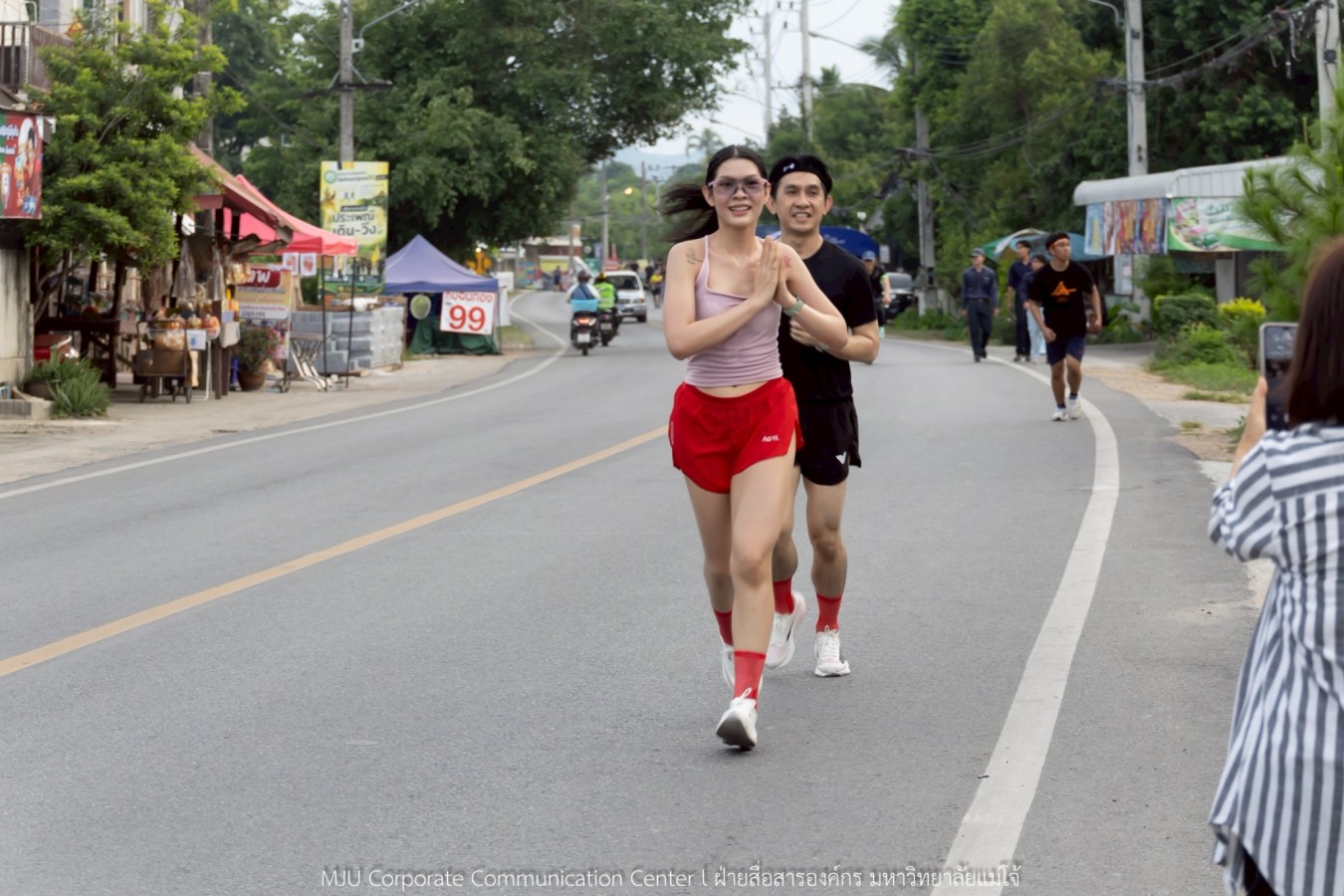 10 กิโลแห่งรอยยิ้ม ประเพณี เดินวิ่ง แม่โจ้ – สันทราย  ชาวสันทราย รุ่นพี่ ศิษย์เก่า  ร่วมต้อนรับอินทนิลช่อที่ 91 กว่า 6,200 คน อย่างอบอุ่น