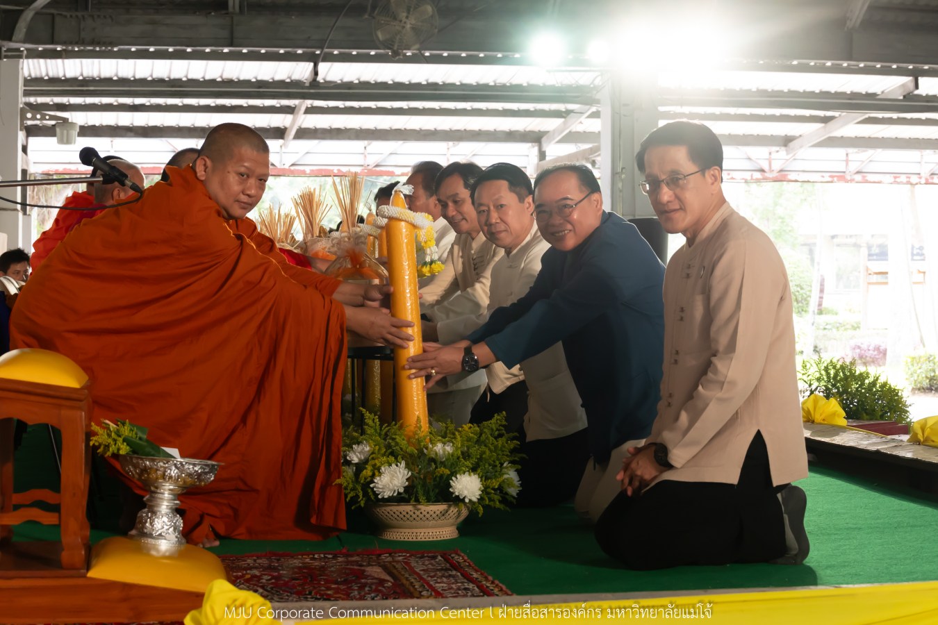 ม.แม่โจ้ ทำนุบำรุงพระพุทธศาสนา จัดถวายเทียนพรรษา 9 วัด