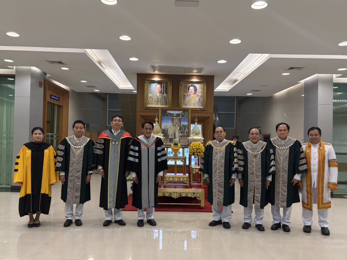 ม.แม่โจ้ เข้าเฝ้าฯ ทูลเกล้าฯ ถวายปริญญาดุษฎีบัณฑิตกิตติมศักดิ์ และผลิตภัณฑ์มงคลแด่ ในหลวง-พระราชินี
