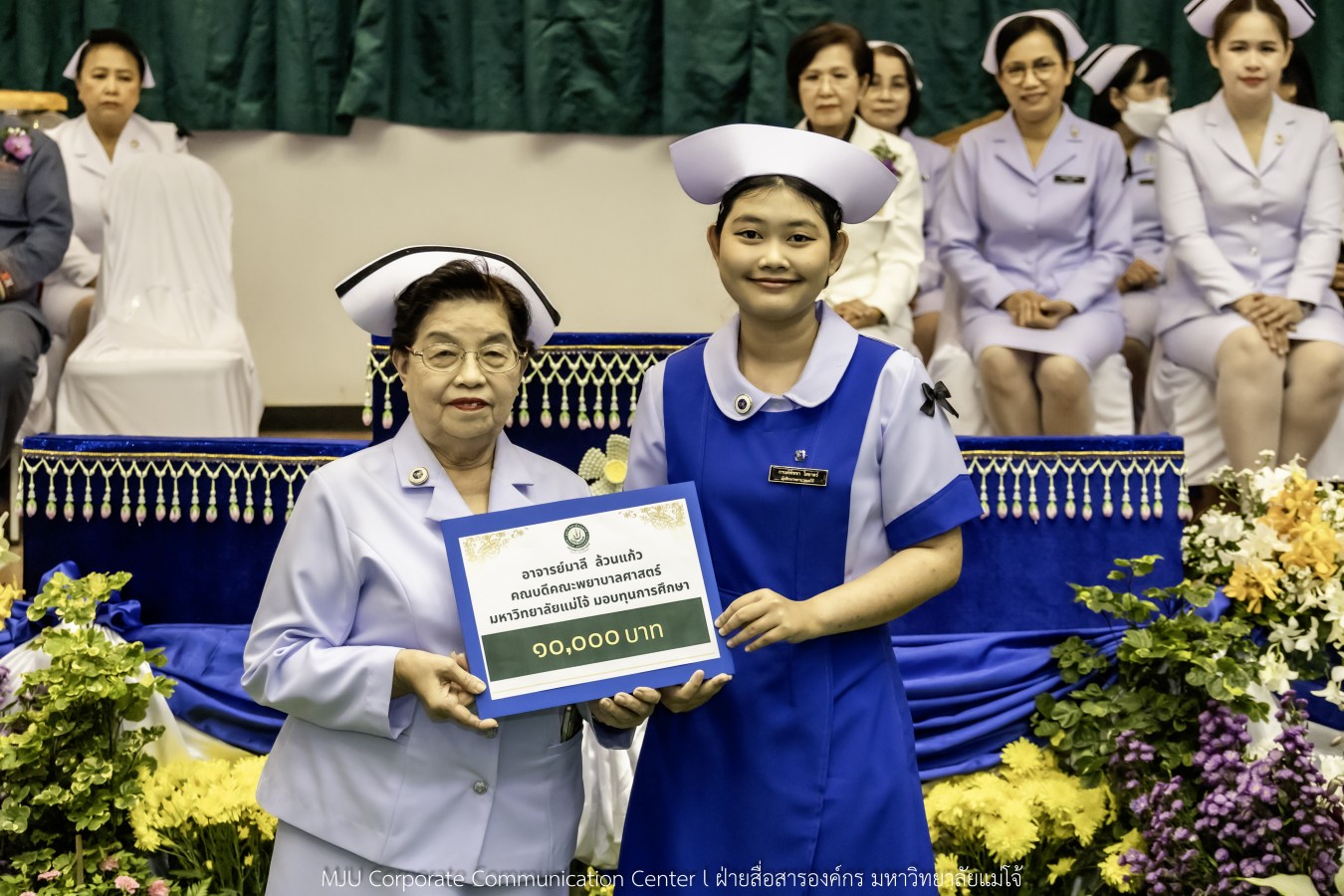 พยาบาลแม่โจ้ รุ่นที่ 3  รับหมวก เข็มเลื่อนชั้นปี และตะเกียงไนติงเกล เตรียมพร้อมออกฝึกปฏิบัติการจริงในสถานพยาบาล