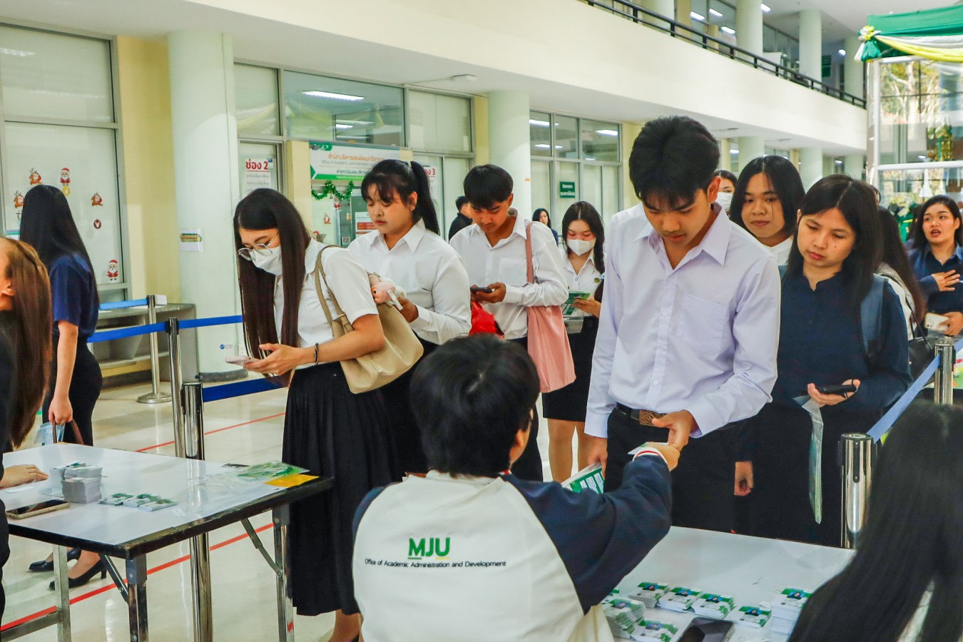 Congratulations    บรรยากาศ      บัณฑิตแม่โจ้ รายงานตัวเตรียมเข้าพิธีพระราชทานปริญญาบัตร ครั้งที่ 48