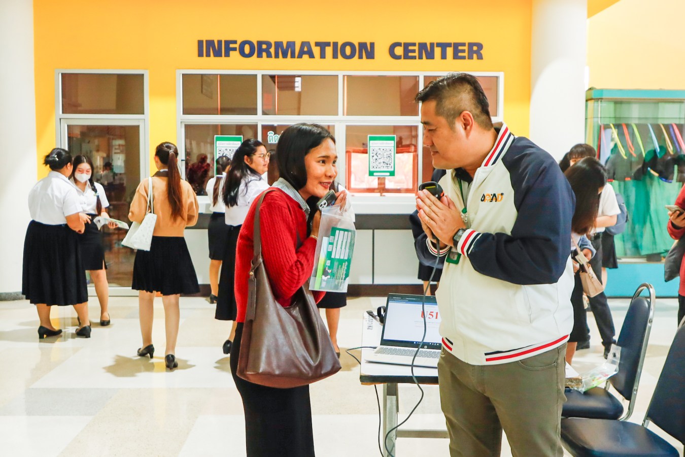 Congratulations    บรรยากาศ      บัณฑิตแม่โจ้ รายงานตัวเตรียมเข้าพิธีพระราชทานปริญญาบัตร ครั้งที่ 48