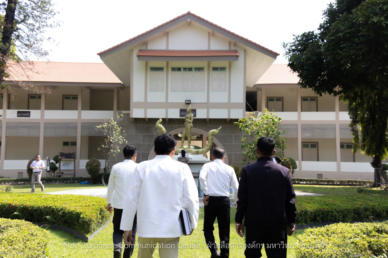 รองปลัดกระทรวงมหาดไทย สักการะสิ่งศักดิ์ ม.แม่โจ้