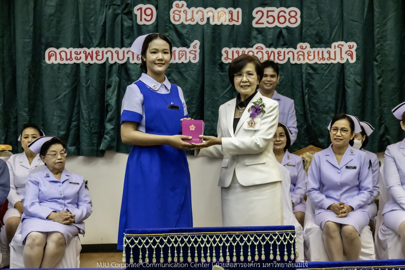 พยาบาลแม่โจ้ รุ่นที่ 3  รับหมวก เข็มเลื่อนชั้นปี และตะเกียงไนติงเกล เตรียมพร้อมออกฝึกปฏิบัติการจริงในสถานพยาบาล