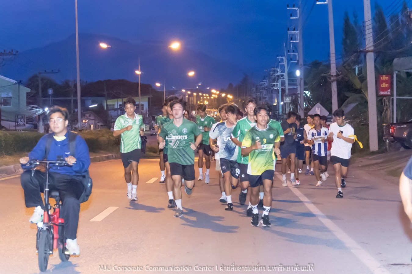 10 กิโลแห่งรอยยิ้ม ประเพณี เดินวิ่ง แม่โจ้ – สันทราย  ชาวสันทราย รุ่นพี่ ศิษย์เก่า  ร่วมต้อนรับอินทนิลช่อที่ 91 กว่า 6,200 คน อย่างอบอุ่น