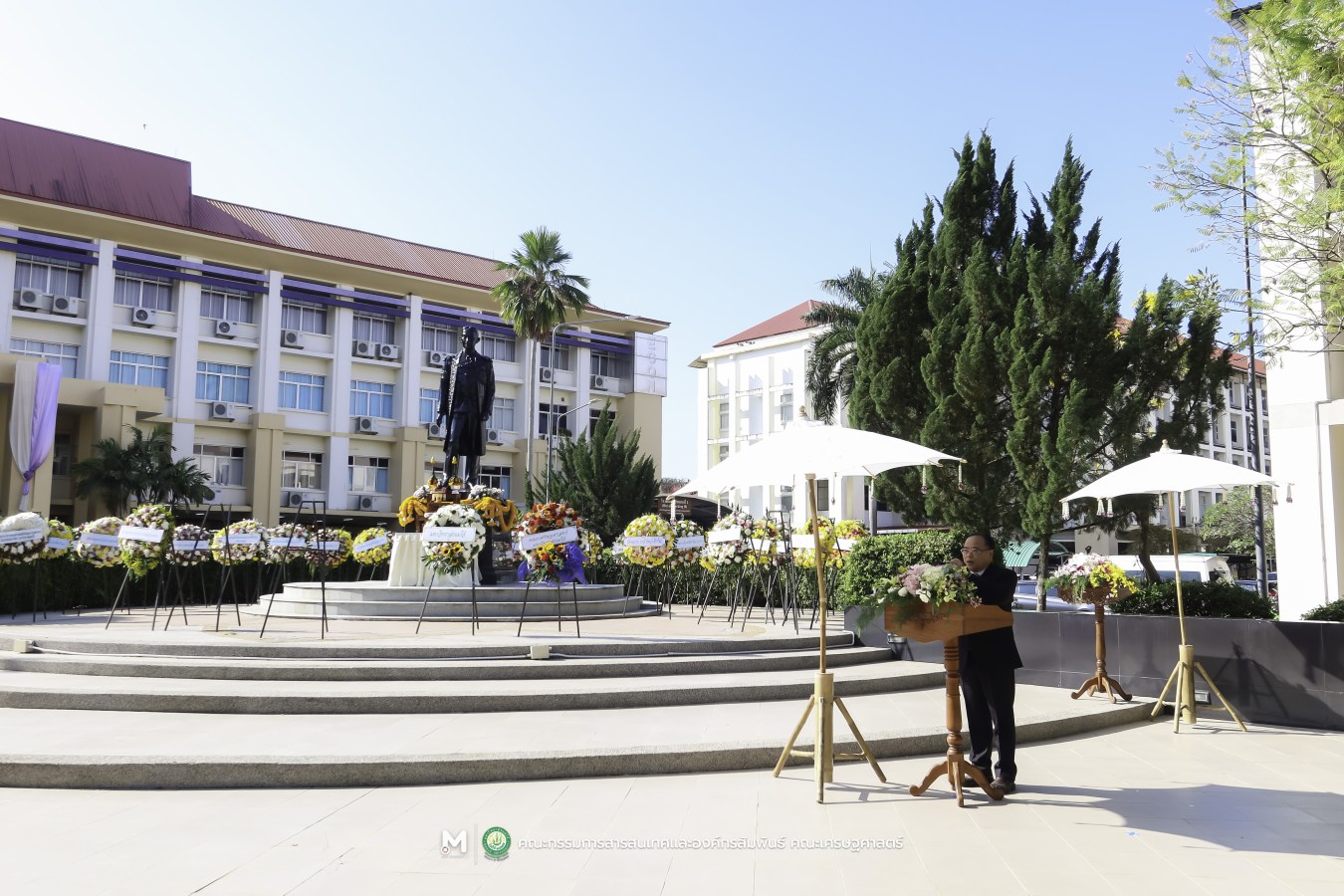 คณะเศรษฐศาสตร์ มหาวิทยาลัยแม่โจ้ ร่วมกับ สันนิบาตสหกรณ์จังหวัดเชียงใหม่ จัดพิธีวางพวงมาลาสักการะ 