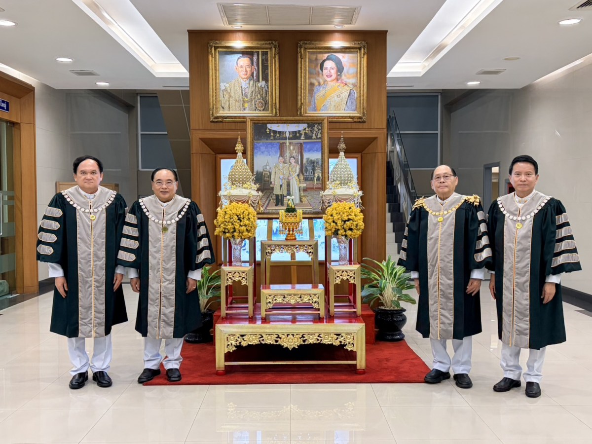 ม.แม่โจ้ เข้าเฝ้าฯ ทูลเกล้าฯ ถวายปริญญาดุษฎีบัณฑิตกิตติมศักดิ์ และผลิตภัณฑ์มงคลแด่ ในหลวง-พระราชินี
