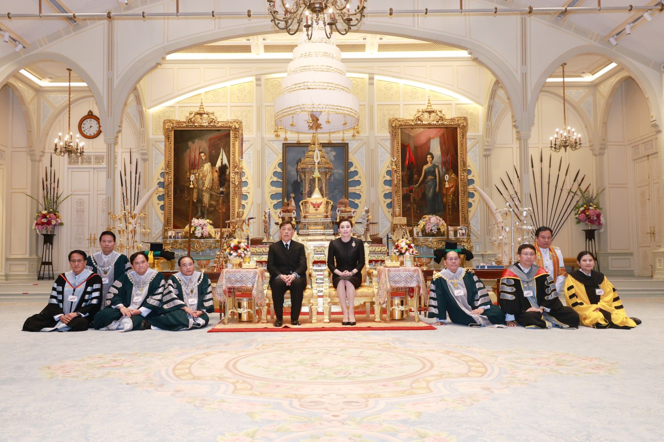 ม.แม่โจ้ เข้าเฝ้าฯ ทูลเกล้าฯ ถวายปริญญาดุษฎีบัณฑิตกิตติมศักดิ์ และผลิตภัณฑ์มงคลแด่ ในหลวง-พระราชินี