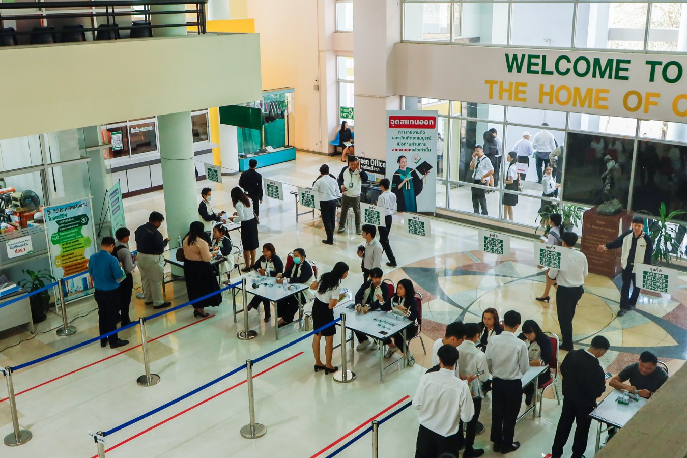 Congratulations    บรรยากาศ      บัณฑิตแม่โจ้ รายงานตัวเตรียมเข้าพิธีพระราชทานปริญญาบัตร ครั้งที่ 48