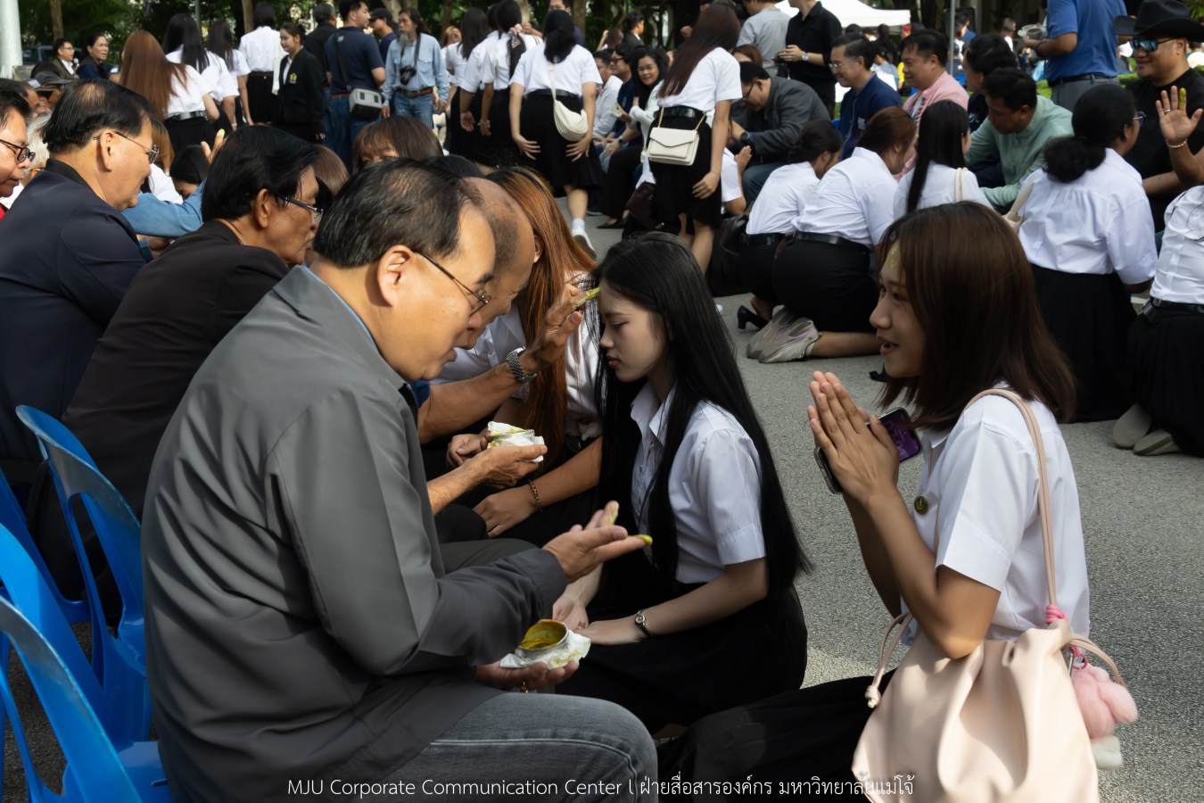 ม.แม่โจ้ เจิมหน้า-ผูกข้อมือ รับขวัญน้องใหม่ลูกแม่โจ้รุ่น 91