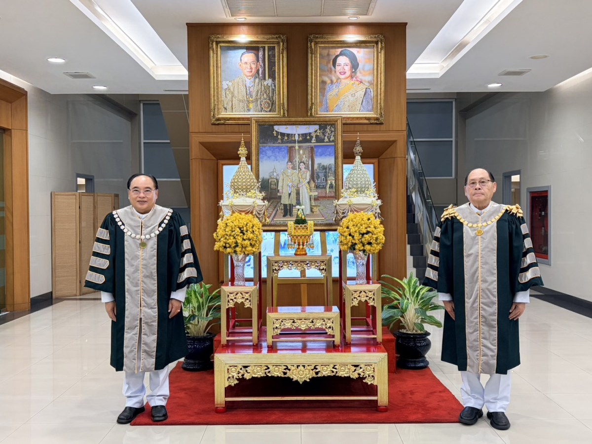 ม.แม่โจ้ เข้าเฝ้าฯ ทูลเกล้าฯ ถวายปริญญาดุษฎีบัณฑิตกิตติมศักดิ์ และผลิตภัณฑ์มงคลแด่ ในหลวง-พระราชินี