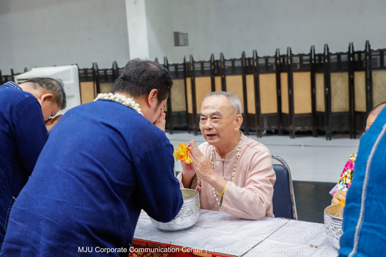 ชาวแม่โจ้ ร่วมพิธีดำหัวผู้อาวุโสและอธิการบดี ประจำปี 2569  สืบสานป๋าเวณี ปี๋ใหม่เมือง