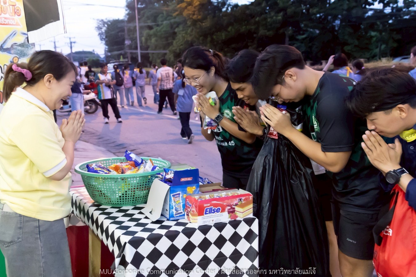 10 กิโลแห่งรอยยิ้ม ประเพณี เดินวิ่ง แม่โจ้ – สันทราย  ชาวสันทราย รุ่นพี่ ศิษย์เก่า  ร่วมต้อนรับอินทนิลช่อที่ 91 กว่า 6,200 คน อย่างอบอุ่น