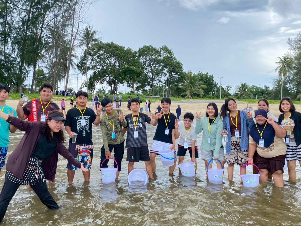 นศ.ใหม่ ม.แม่โจ้-ชุมพร ร่วมปล่อยลูกปูม้ากว่า 10 ล้านตัว ฟื้นฟูทรัพยากรทางทะเล สร้างจิตสำนึกอนุรักษ์สิ่งแวดล้อม