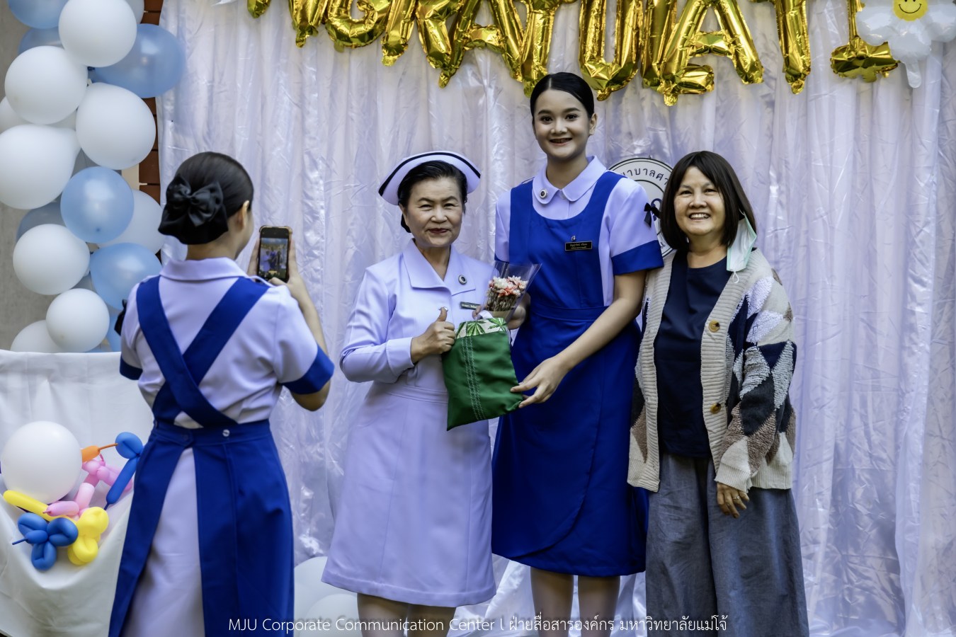 พยาบาลแม่โจ้ รุ่นที่ 3  รับหมวก เข็มเลื่อนชั้นปี และตะเกียงไนติงเกล เตรียมพร้อมออกฝึกปฏิบัติการจริงในสถานพยาบาล