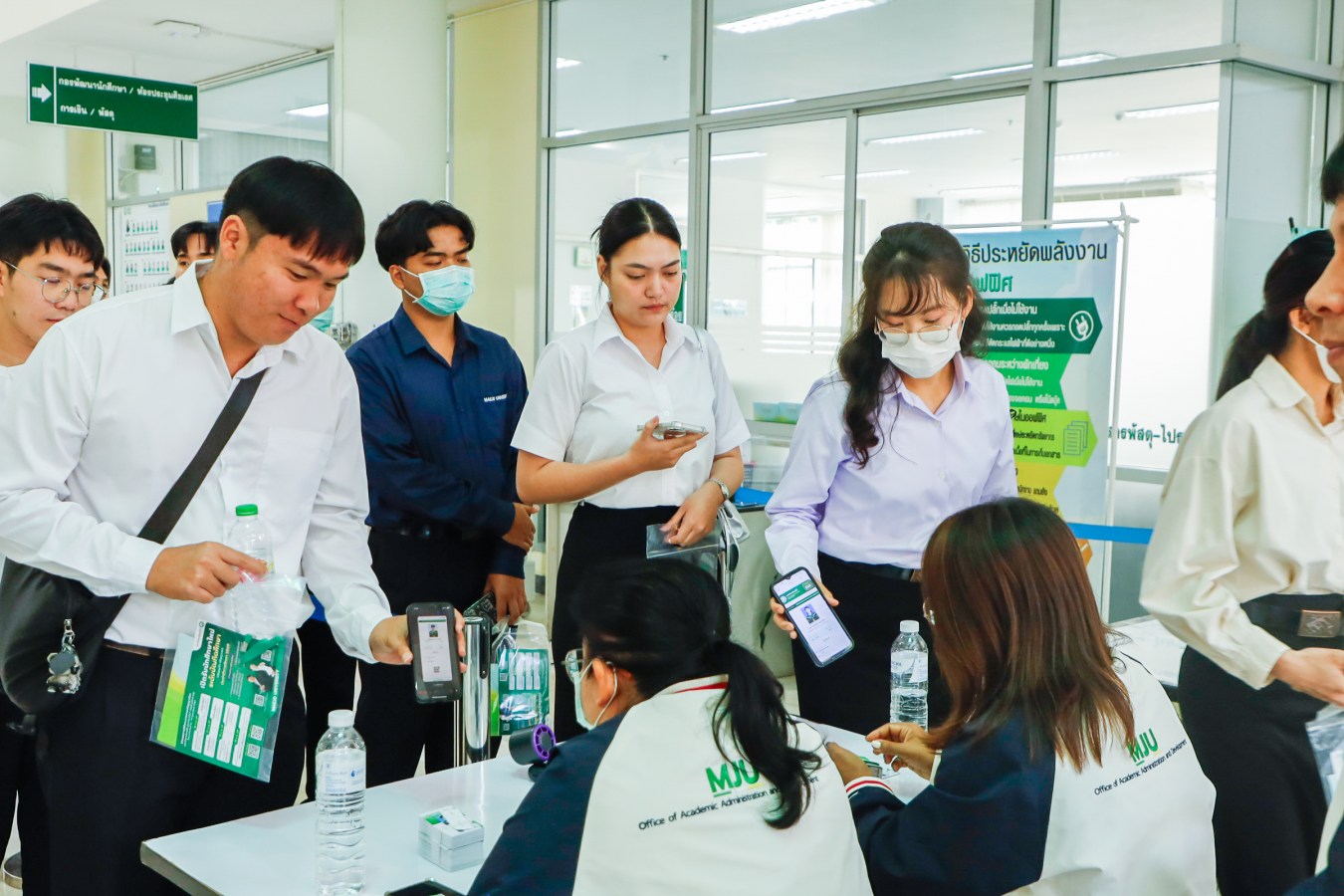 Congratulations    บรรยากาศ      บัณฑิตแม่โจ้ รายงานตัวเตรียมเข้าพิธีพระราชทานปริญญาบัตร ครั้งที่ 48