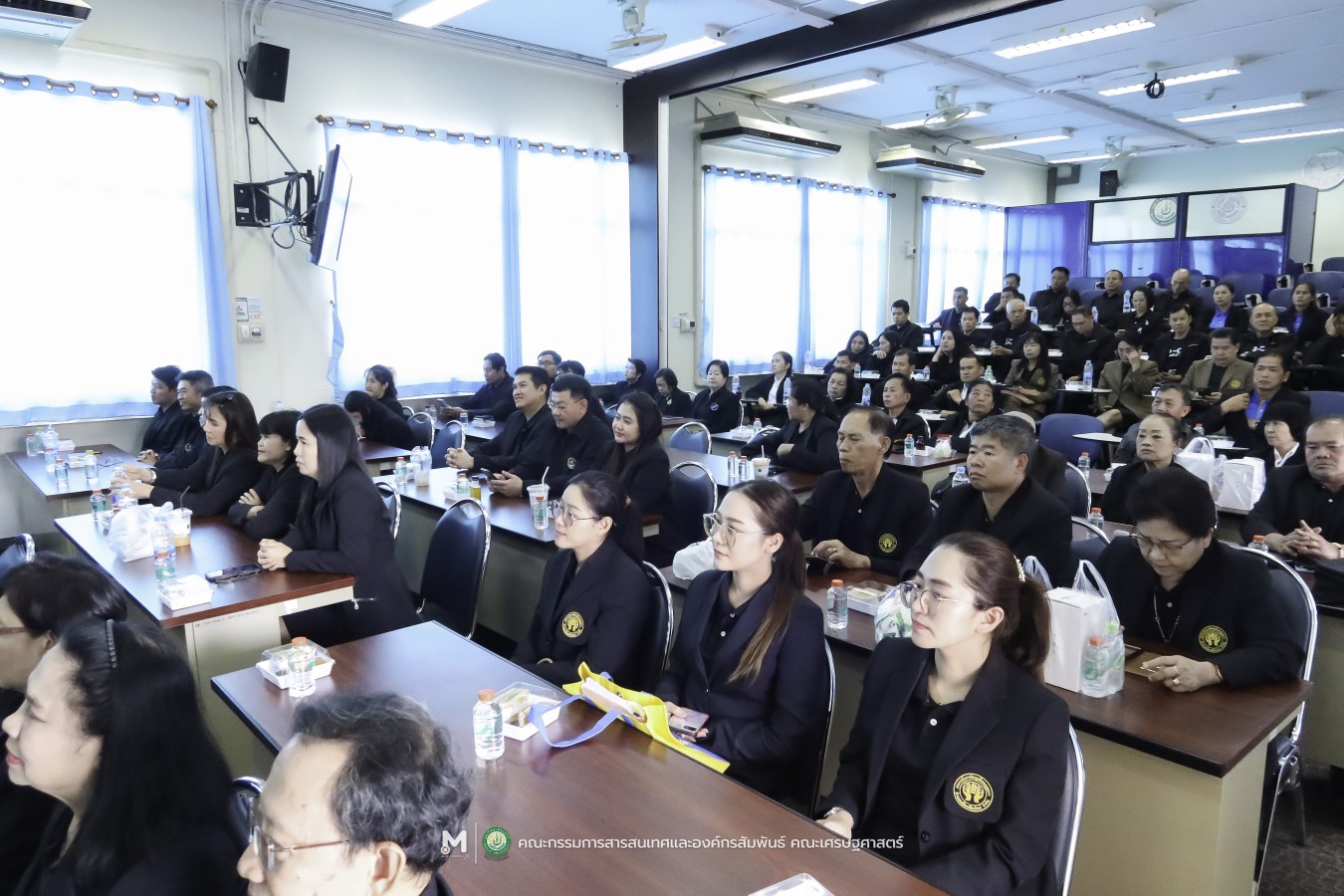 คณะเศรษฐศาสตร์ มหาวิทยาลัยแม่โจ้ ร่วมกับ สันนิบาตสหกรณ์จังหวัดเชียงใหม่ จัดพิธีวางพวงมาลาสักการะ 