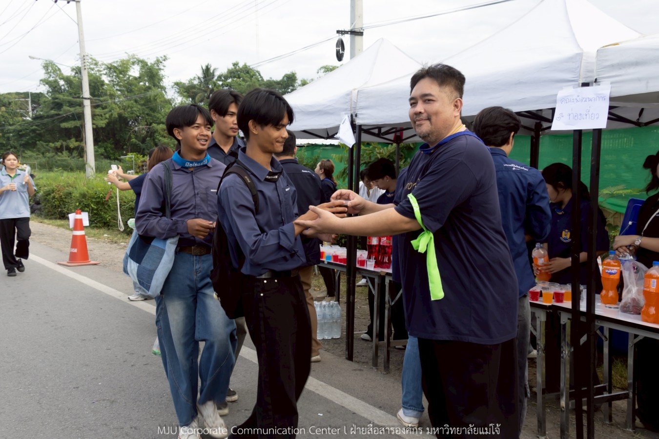 10 กิโลแห่งรอยยิ้ม ประเพณี เดินวิ่ง แม่โจ้ – สันทราย  ชาวสันทราย รุ่นพี่ ศิษย์เก่า  ร่วมต้อนรับอินทนิลช่อที่ 91 กว่า 6,200 คน อย่างอบอุ่น