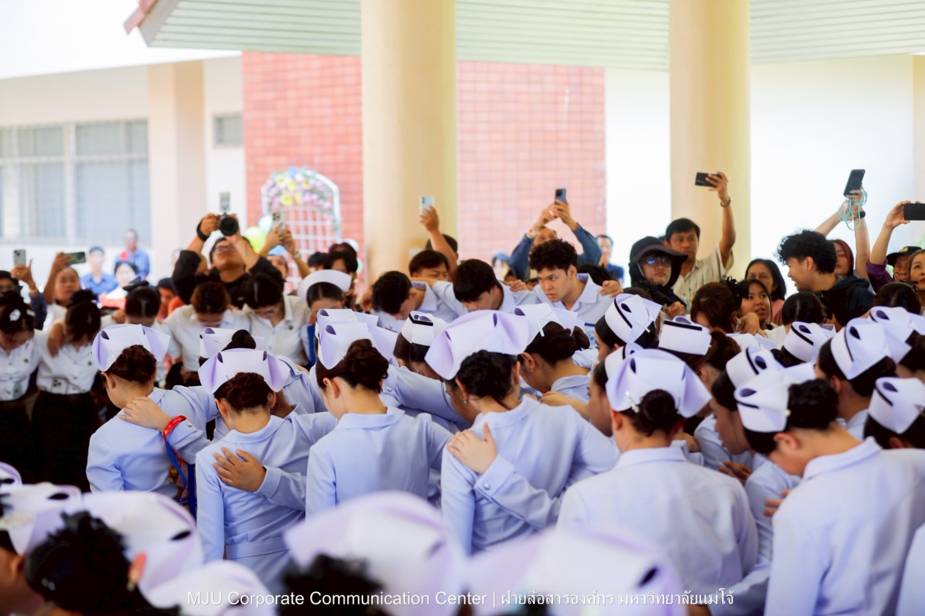 พยาบาลแม่โจ้ รุ่น 1 ประดับแถบหมวก-รับเข็มวิทยฐานะ พร้อมก้าวสู่พยาบาลวิชาชีพอย่างเป็นทางการ