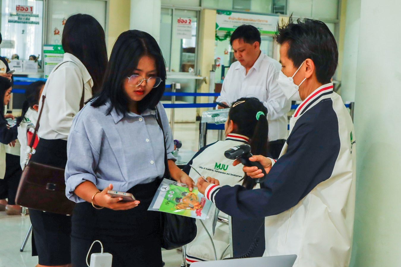 Congratulations    บรรยากาศ      บัณฑิตแม่โจ้ รายงานตัวเตรียมเข้าพิธีพระราชทานปริญญาบัตร ครั้งที่ 48