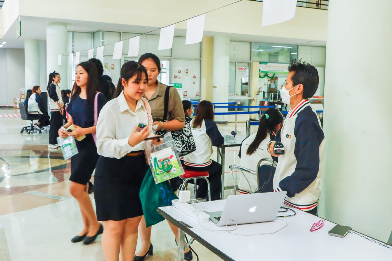 Congratulations    บรรยากาศ      บัณฑิตแม่โจ้ รายงานตัวเตรียมเข้าพิธีพระราชทานปริญญาบัตร ครั้งที่ 48