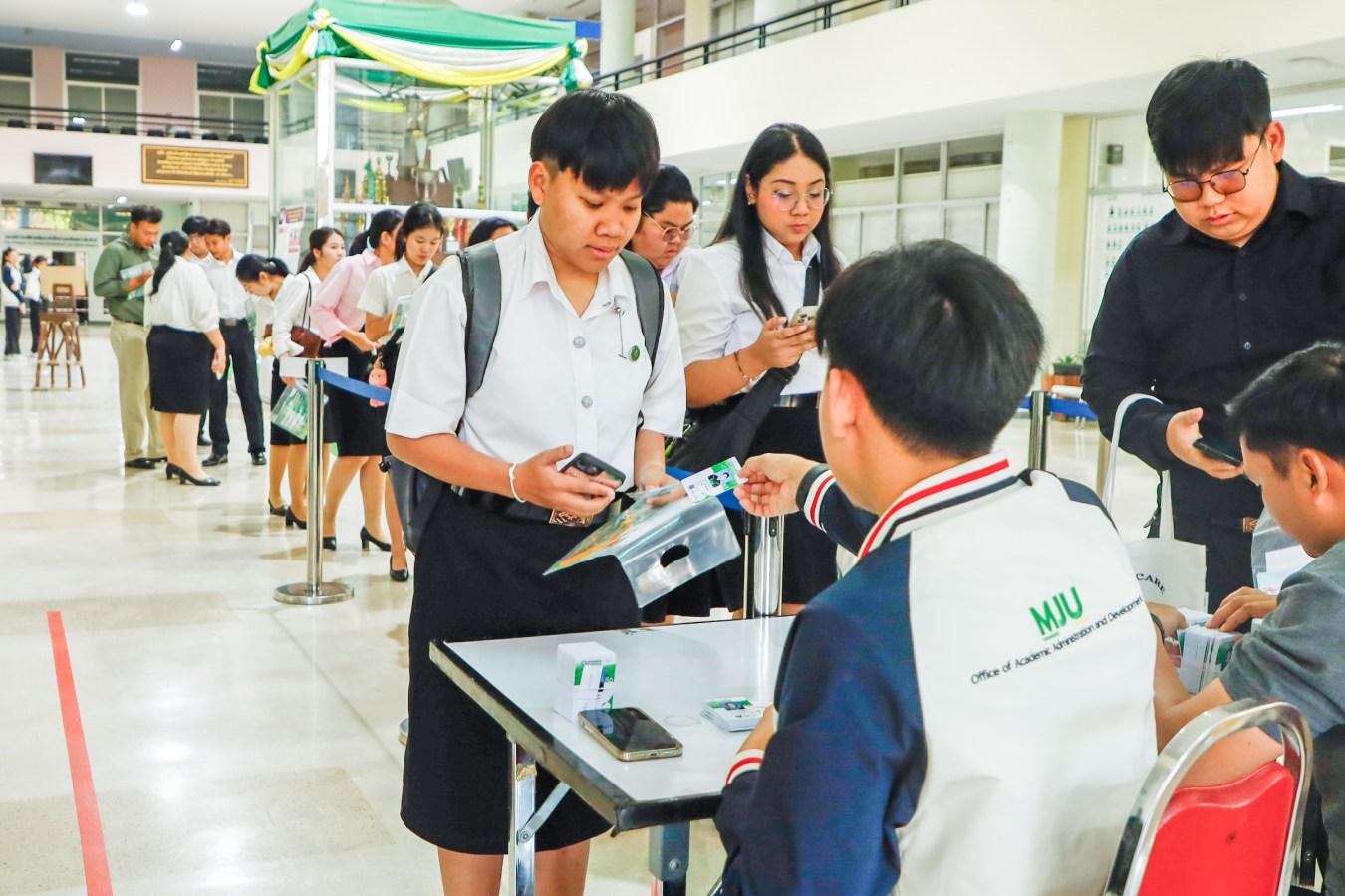 Congratulations    บรรยากาศ      บัณฑิตแม่โจ้ รายงานตัวเตรียมเข้าพิธีพระราชทานปริญญาบัตร ครั้งที่ 48