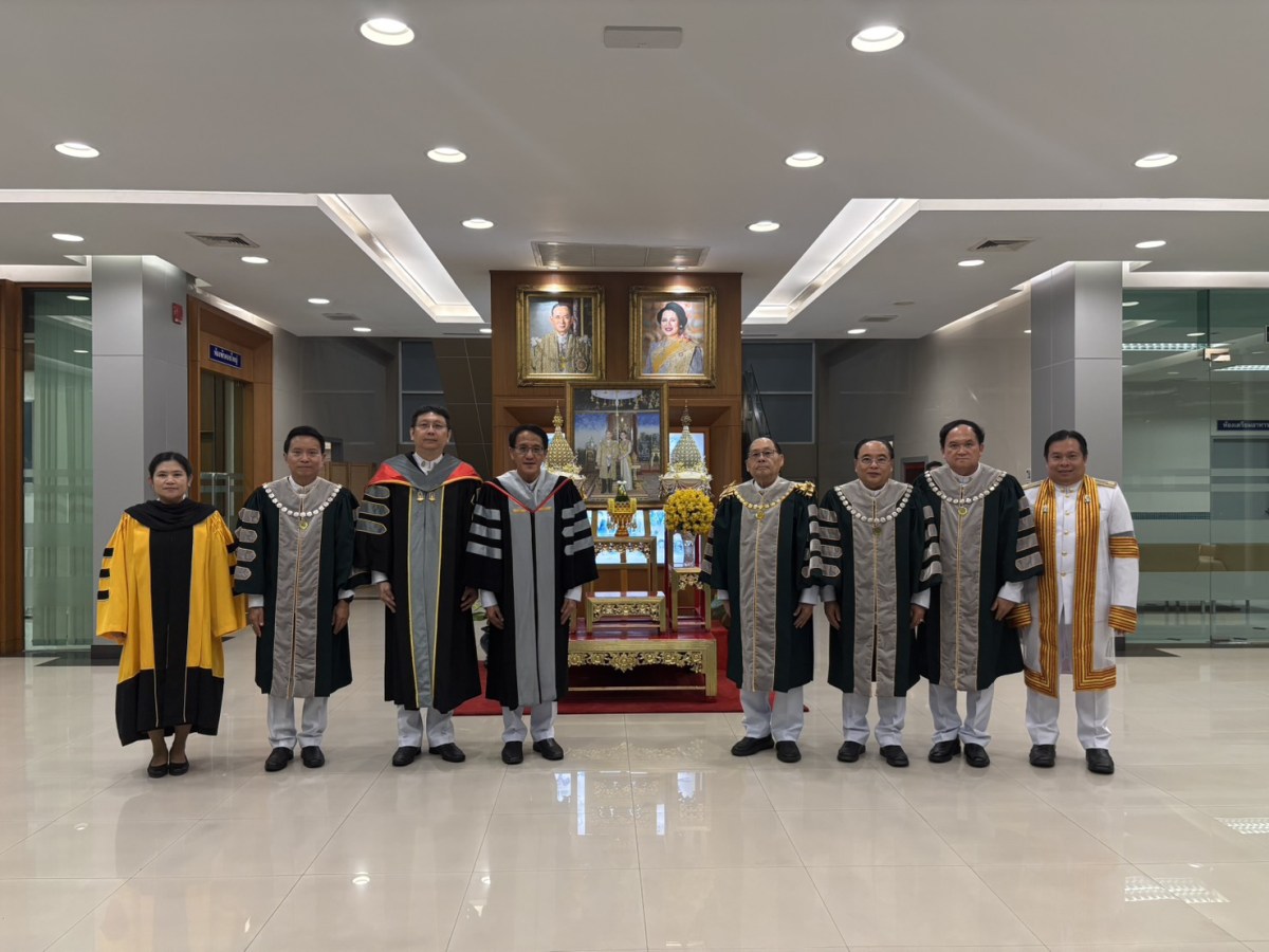 ม.แม่โจ้ เข้าเฝ้าฯ ทูลเกล้าฯ ถวายปริญญาดุษฎีบัณฑิตกิตติมศักดิ์ และผลิตภัณฑ์มงคลแด่ ในหลวง-พระราชินี