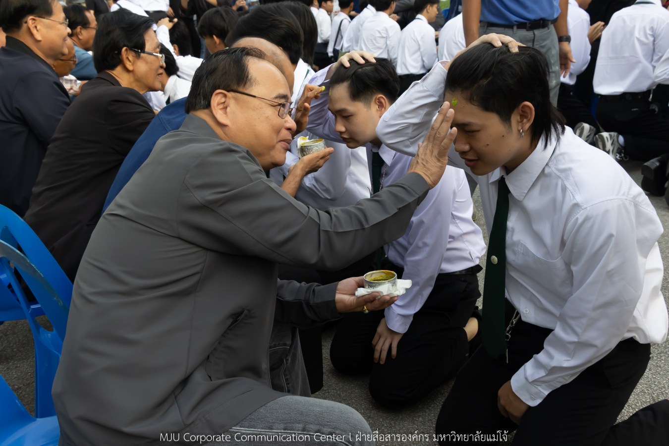 ม.แม่โจ้ เจิมหน้า-ผูกข้อมือ รับขวัญน้องใหม่ลูกแม่โจ้รุ่น 91
