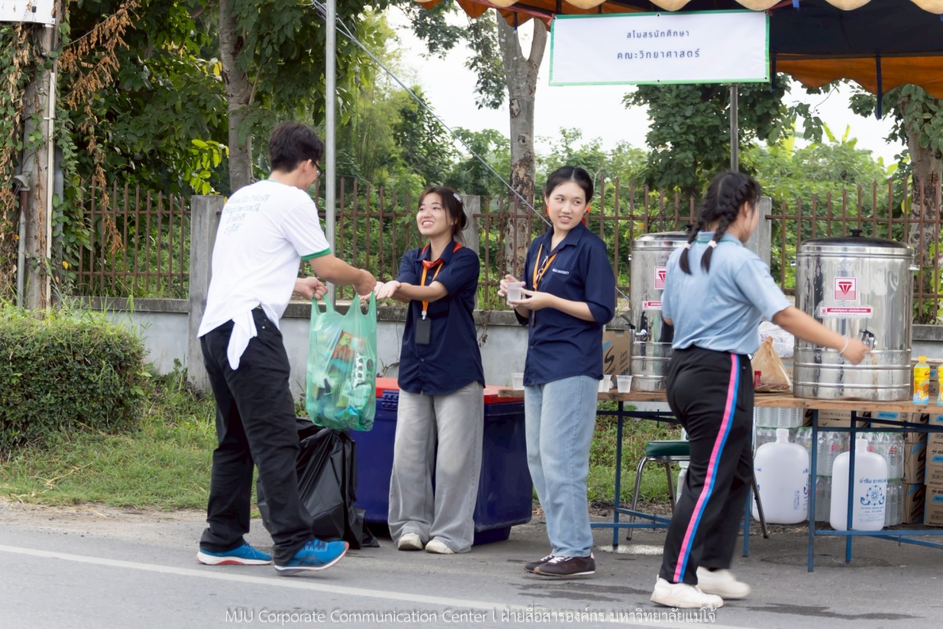 10 กิโลแห่งรอยยิ้ม ประเพณี เดินวิ่ง แม่โจ้ – สันทราย  ชาวสันทราย รุ่นพี่ ศิษย์เก่า  ร่วมต้อนรับอินทนิลช่อที่ 91 กว่า 6,200 คน อย่างอบอุ่น