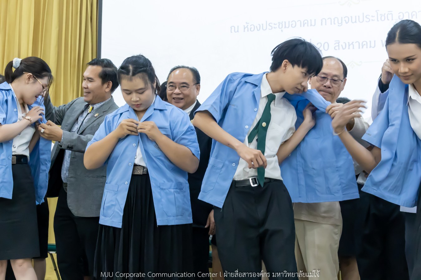 ม. แม่โจ้ จัดพิธีมอบเสื้อสาขาเทคนิคการสัตวแพทย์ฯ ให้ นศ.รุ่นแรก  สร้างความภาคภูมิใจและตระหนักต่อบทบาทวิชาชีพ