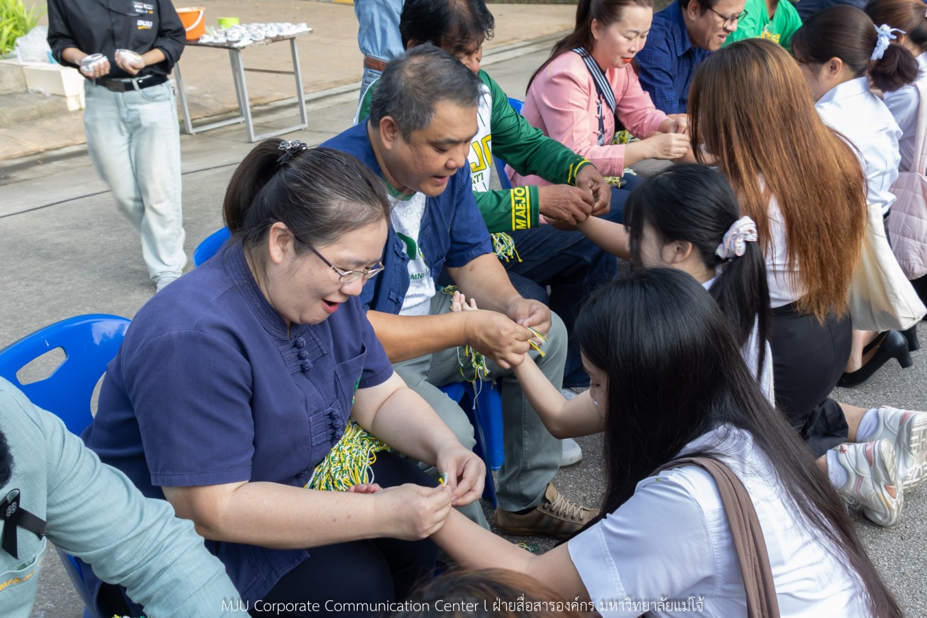 ม.แม่โจ้ เจิมหน้า-ผูกข้อมือ รับขวัญน้องใหม่ลูกแม่โจ้รุ่น 91