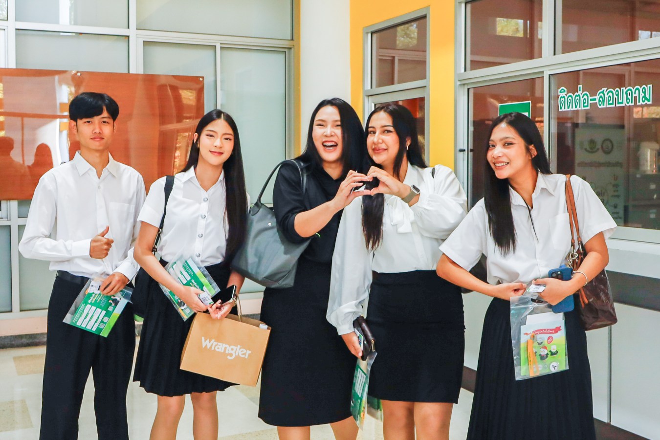 Congratulations    บรรยากาศ      บัณฑิตแม่โจ้ รายงานตัวเตรียมเข้าพิธีพระราชทานปริญญาบัตร ครั้งที่ 48