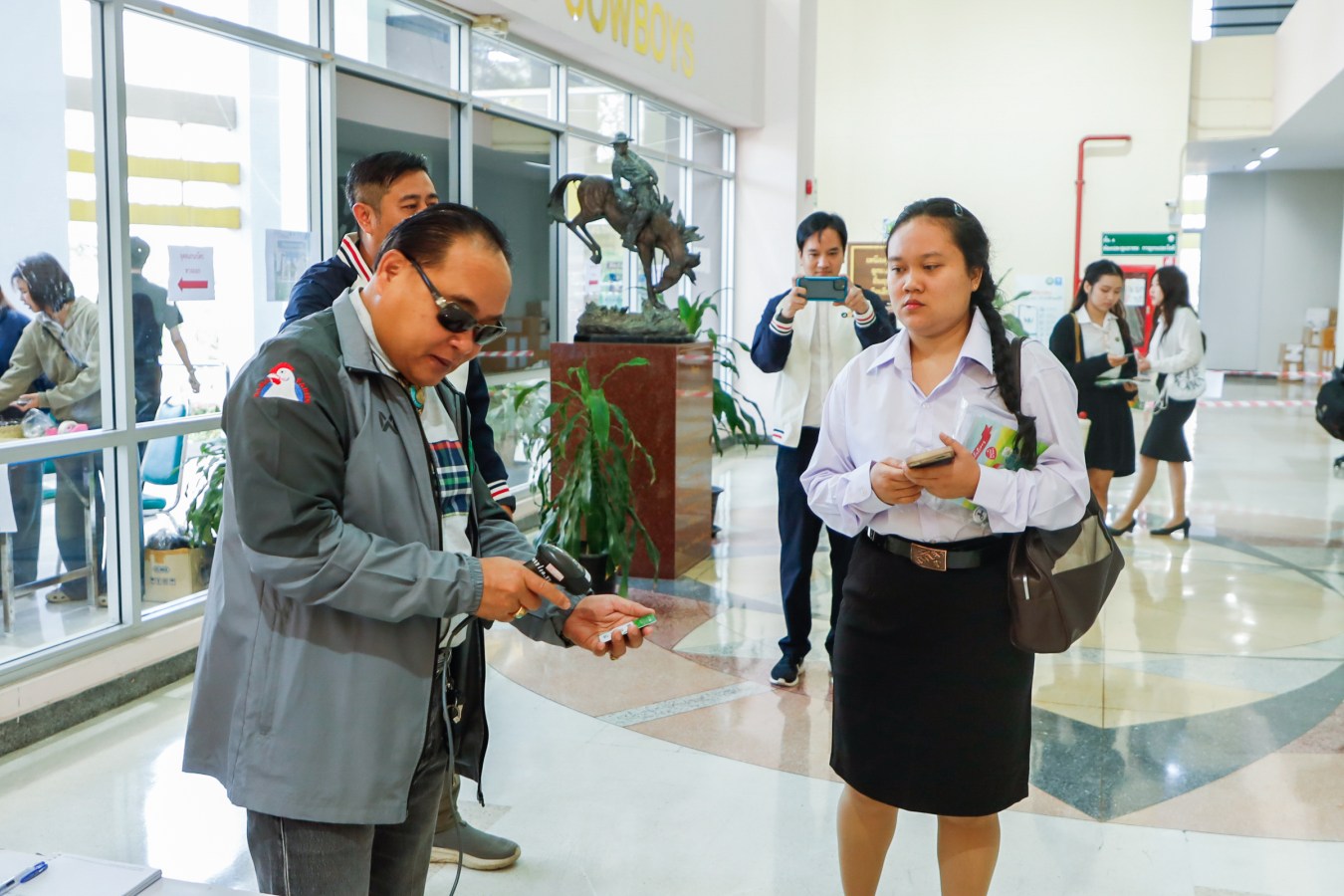 Congratulations    บรรยากาศ      บัณฑิตแม่โจ้ รายงานตัวเตรียมเข้าพิธีพระราชทานปริญญาบัตร ครั้งที่ 48