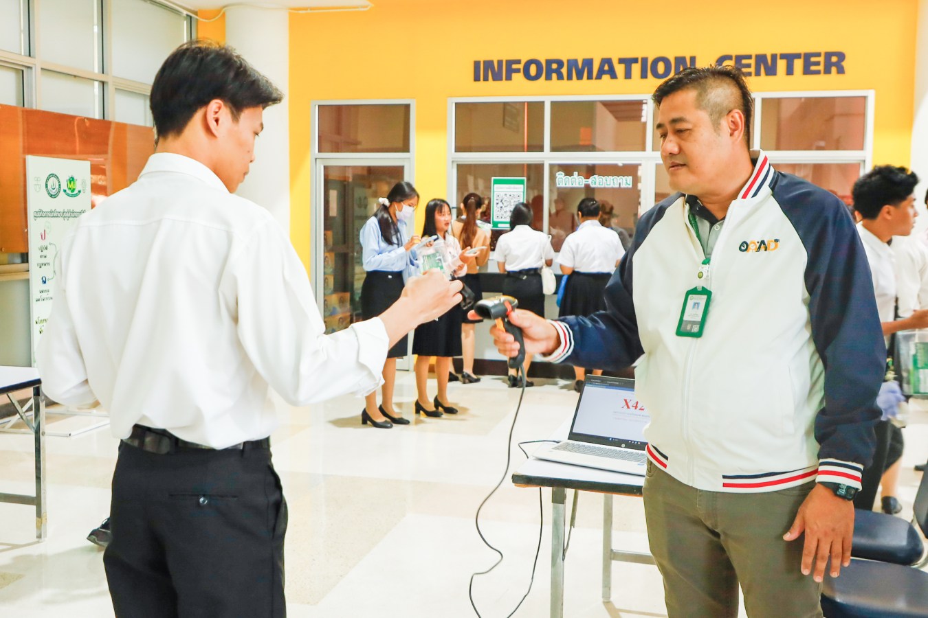 Congratulations    บรรยากาศ      บัณฑิตแม่โจ้ รายงานตัวเตรียมเข้าพิธีพระราชทานปริญญาบัตร ครั้งที่ 48