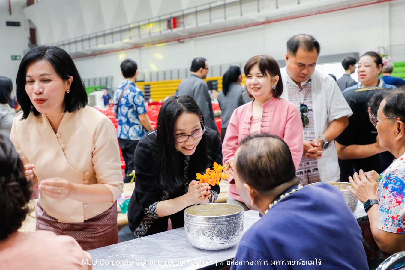 ชาวแม่โจ้ ร่วมพิธีดำหัวผู้อาวุโสและอธิการบดี ประจำปี 2569  สืบสานป๋าเวณี ปี๋ใหม่เมือง