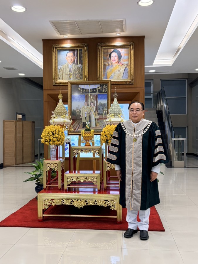 ม.แม่โจ้ เข้าเฝ้าฯ ทูลเกล้าฯ ถวายปริญญาดุษฎีบัณฑิตกิตติมศักดิ์ และผลิตภัณฑ์มงคลแด่ ในหลวง-พระราชินี