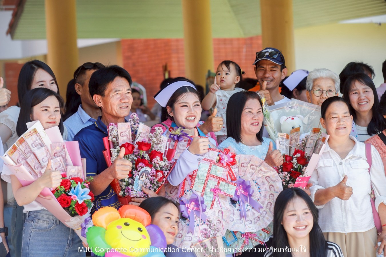 พยาบาลแม่โจ้ รุ่น 1 ประดับแถบหมวก-รับเข็มวิทยฐานะ พร้อมก้าวสู่พยาบาลวิชาชีพอย่างเป็นทางการ