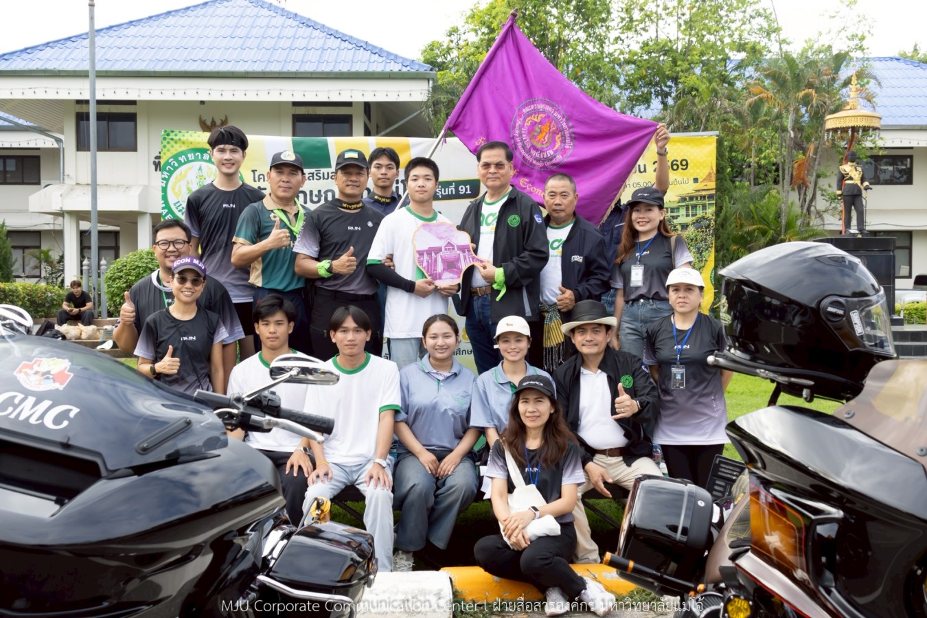 10 กิโลแห่งรอยยิ้ม ประเพณี เดินวิ่ง แม่โจ้ – สันทราย  ชาวสันทราย รุ่นพี่ ศิษย์เก่า  ร่วมต้อนรับอินทนิลช่อที่ 91 กว่า 6,200 คน อย่างอบอุ่น