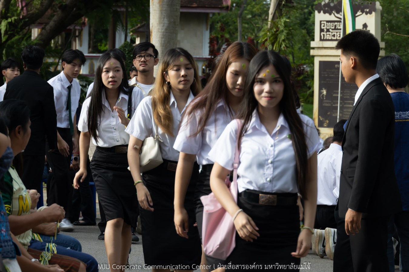 ม.แม่โจ้ เจิมหน้า-ผูกข้อมือ รับขวัญน้องใหม่ลูกแม่โจ้รุ่น 91
