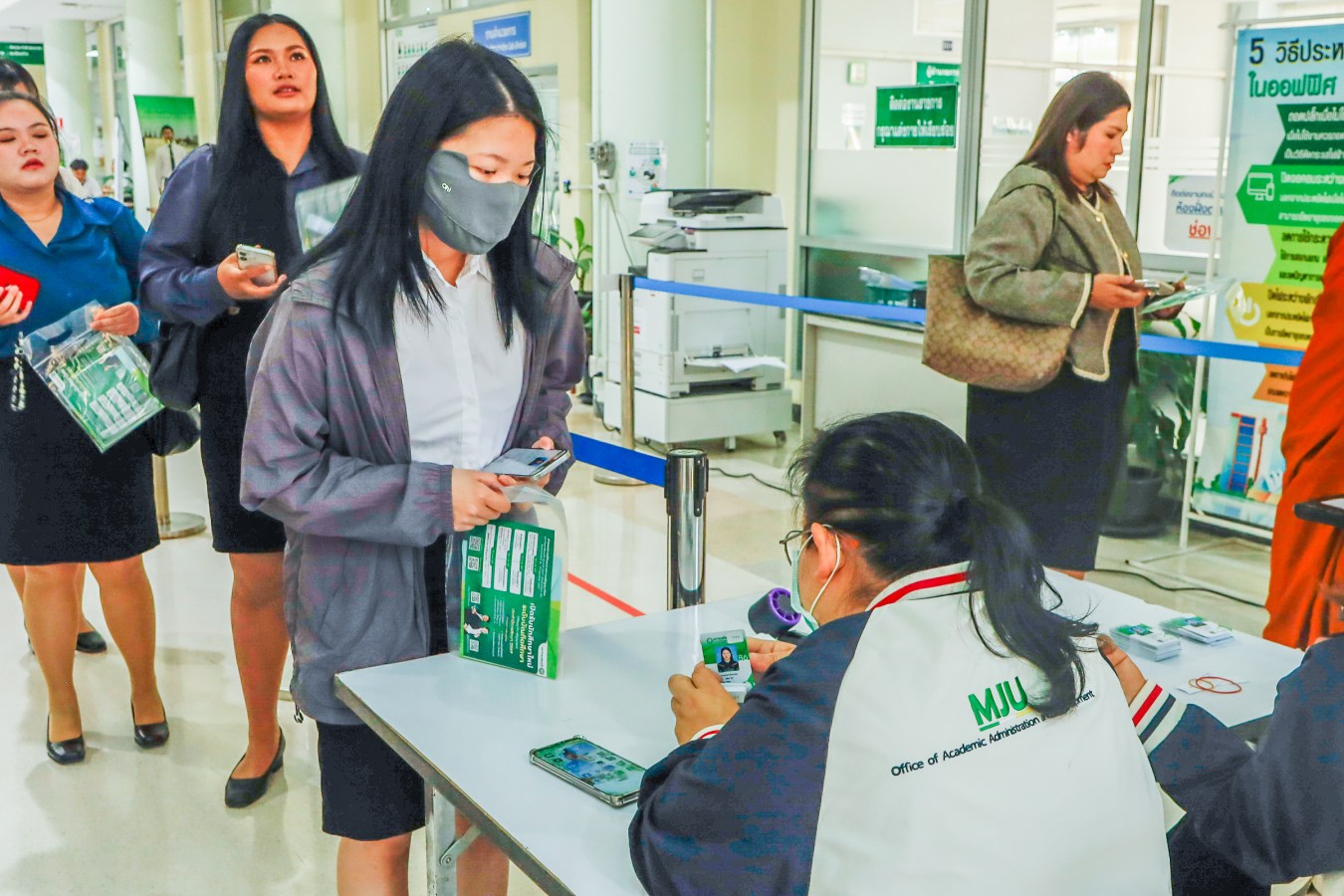 Congratulations    บรรยากาศ      บัณฑิตแม่โจ้ รายงานตัวเตรียมเข้าพิธีพระราชทานปริญญาบัตร ครั้งที่ 48