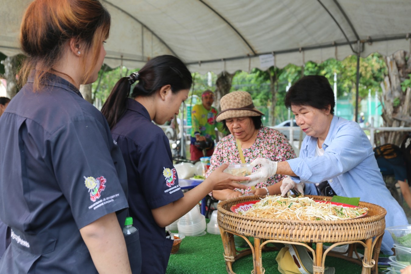 10 กิโลแห่งรอยยิ้ม ประเพณี เดินวิ่ง แม่โจ้ – สันทราย  ชาวสันทราย รุ่นพี่ ศิษย์เก่า  ร่วมต้อนรับอินทนิลช่อที่ 91 กว่า 6,200 คน อย่างอบอุ่น