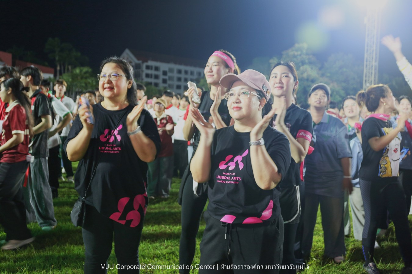 10 กิโลแห่งรอยยิ้ม ประเพณี เดินวิ่ง แม่โจ้ – สันทราย  ชาวสันทราย รุ่นพี่ ศิษย์เก่า  ร่วมต้อนรับอินทนิลช่อที่ 91 กว่า 6,200 คน อย่างอบอุ่น