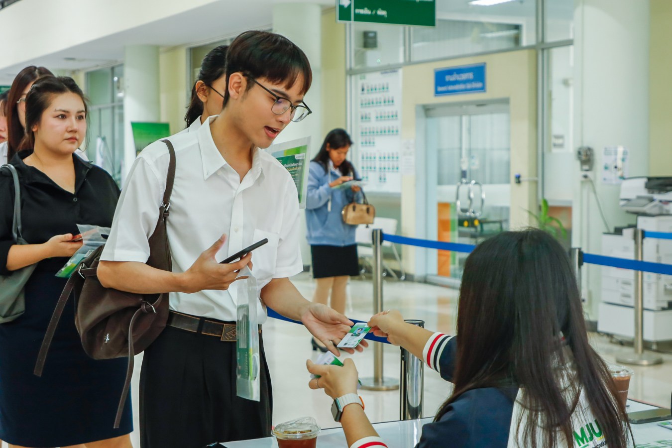 Congratulations    บรรยากาศ      บัณฑิตแม่โจ้ รายงานตัวเตรียมเข้าพิธีพระราชทานปริญญาบัตร ครั้งที่ 48