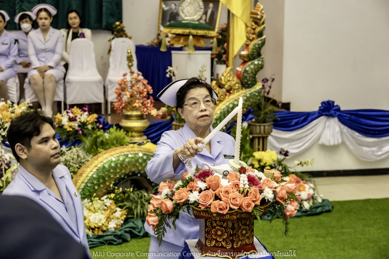 พยาบาลแม่โจ้ รุ่นที่ 3  รับหมวก เข็มเลื่อนชั้นปี และตะเกียงไนติงเกล เตรียมพร้อมออกฝึกปฏิบัติการจริงในสถานพยาบาล