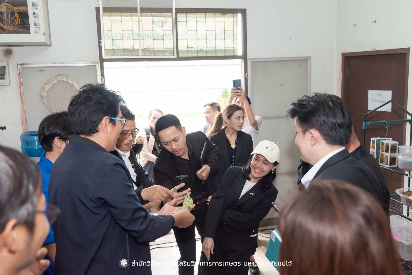 มหาวิทยาลัยแม่โจ้ ต้อนรับคณะผู้บริหารของสำนักงานเลขาธิการวุฒิสภา ในโครงการติดตามผลการนำผลงานวิจัยไปใช้ประโยชน์ในกระบวนการนิติบัญญัติ