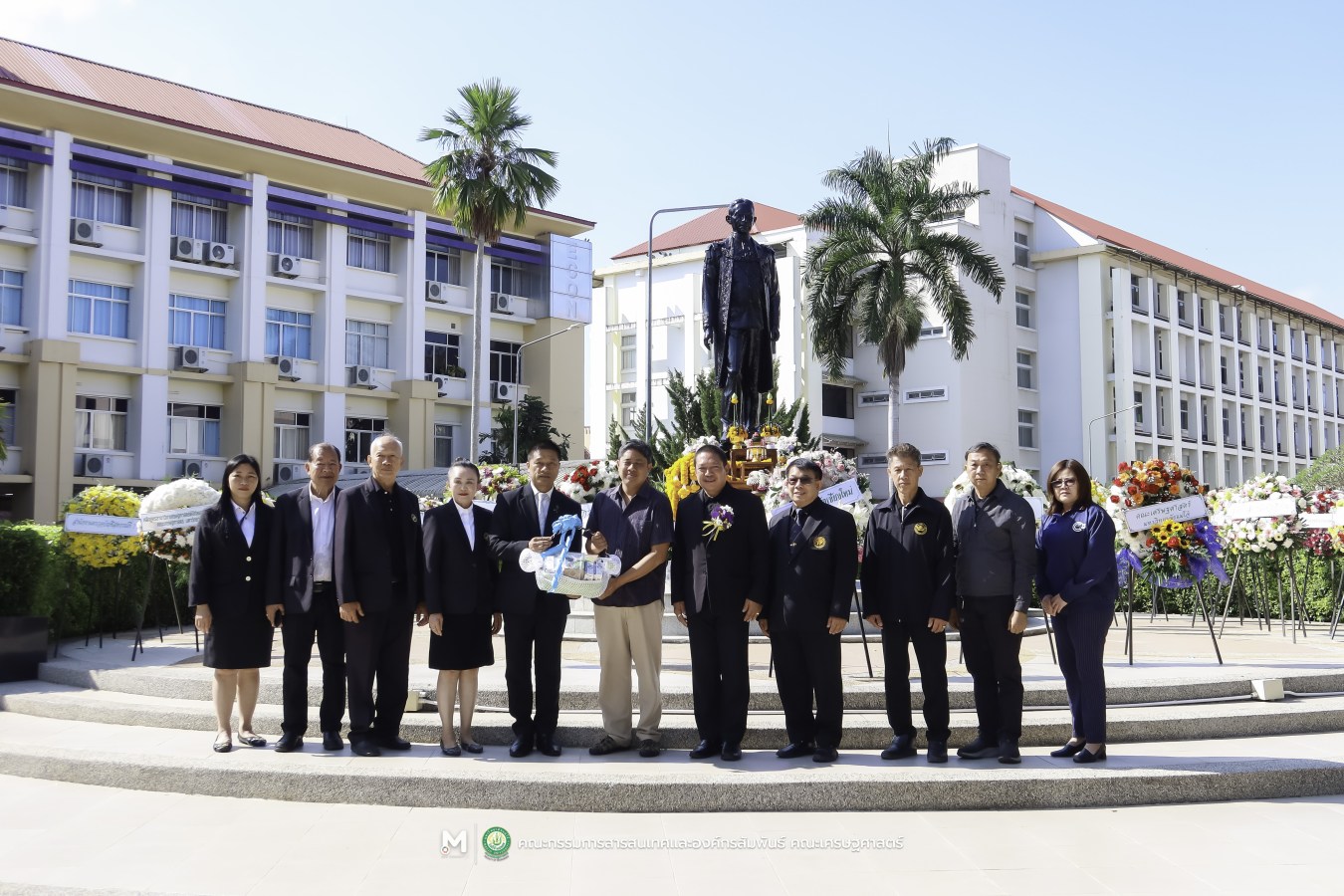 คณะเศรษฐศาสตร์ มหาวิทยาลัยแม่โจ้ ร่วมกับ สันนิบาตสหกรณ์จังหวัดเชียงใหม่ จัดพิธีวางพวงมาลาสักการะ 