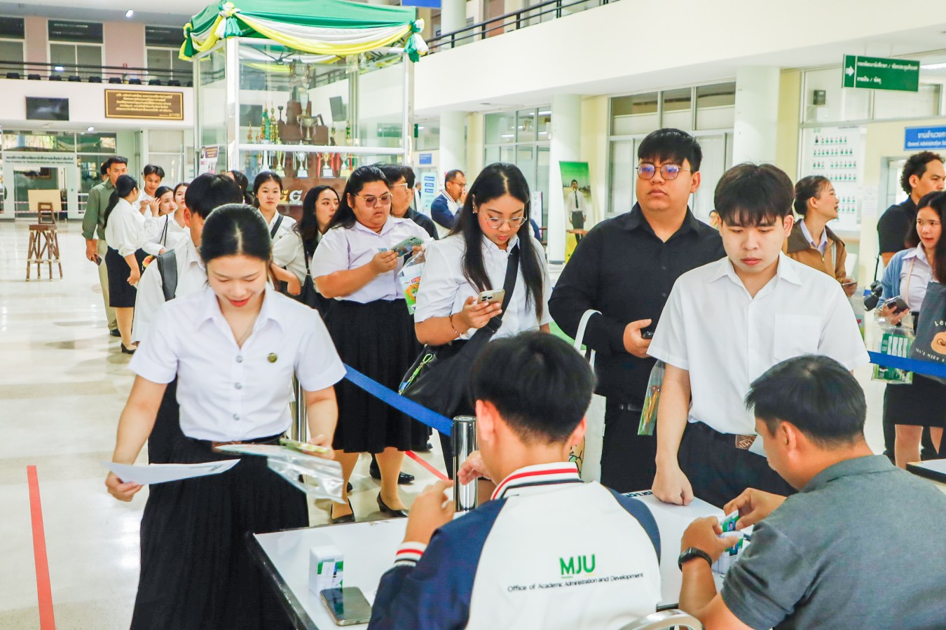 Congratulations    บรรยากาศ      บัณฑิตแม่โจ้ รายงานตัวเตรียมเข้าพิธีพระราชทานปริญญาบัตร ครั้งที่ 48
