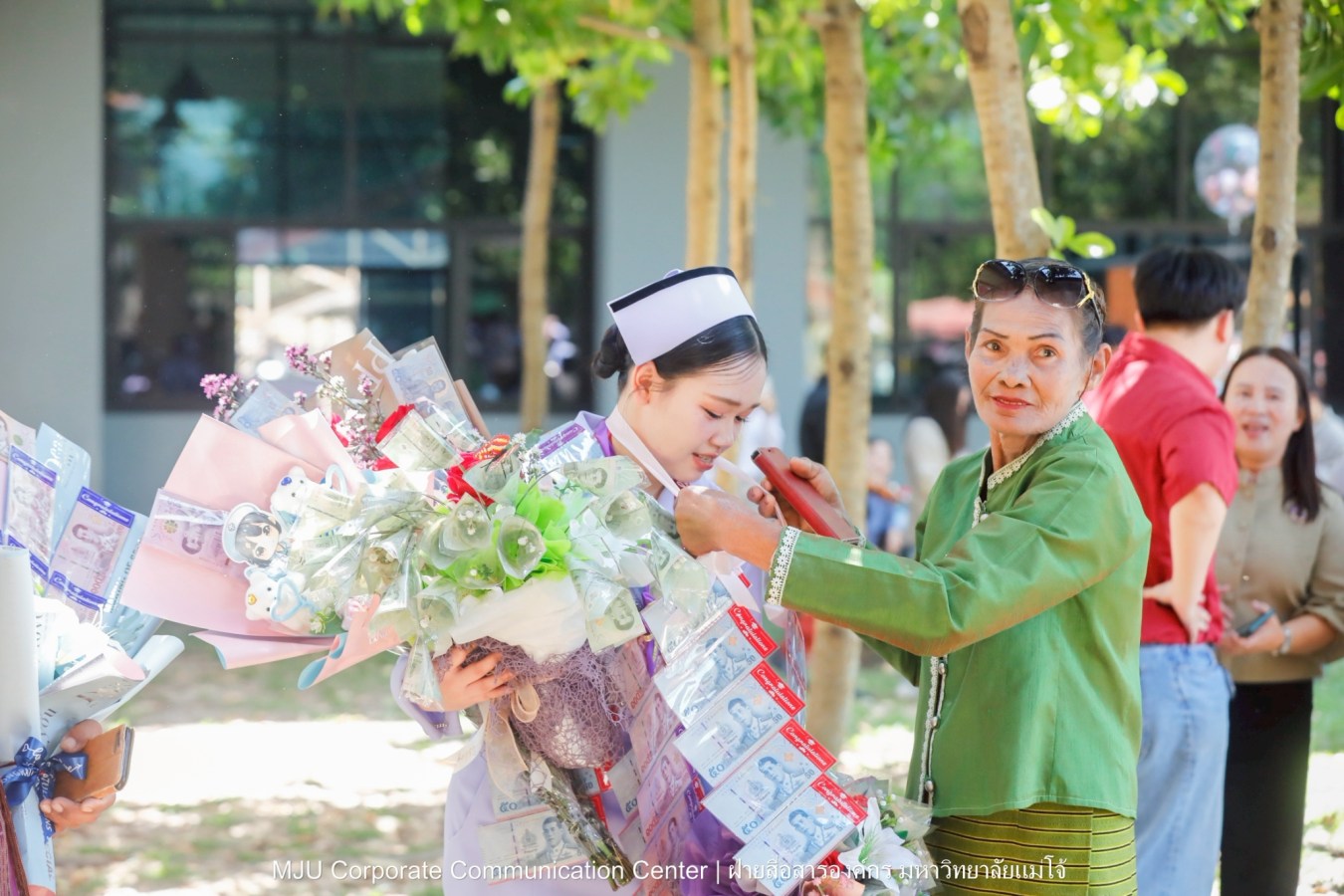 พยาบาลแม่โจ้ รุ่น 1 ประดับแถบหมวก-รับเข็มวิทยฐานะ พร้อมก้าวสู่พยาบาลวิชาชีพอย่างเป็นทางการ